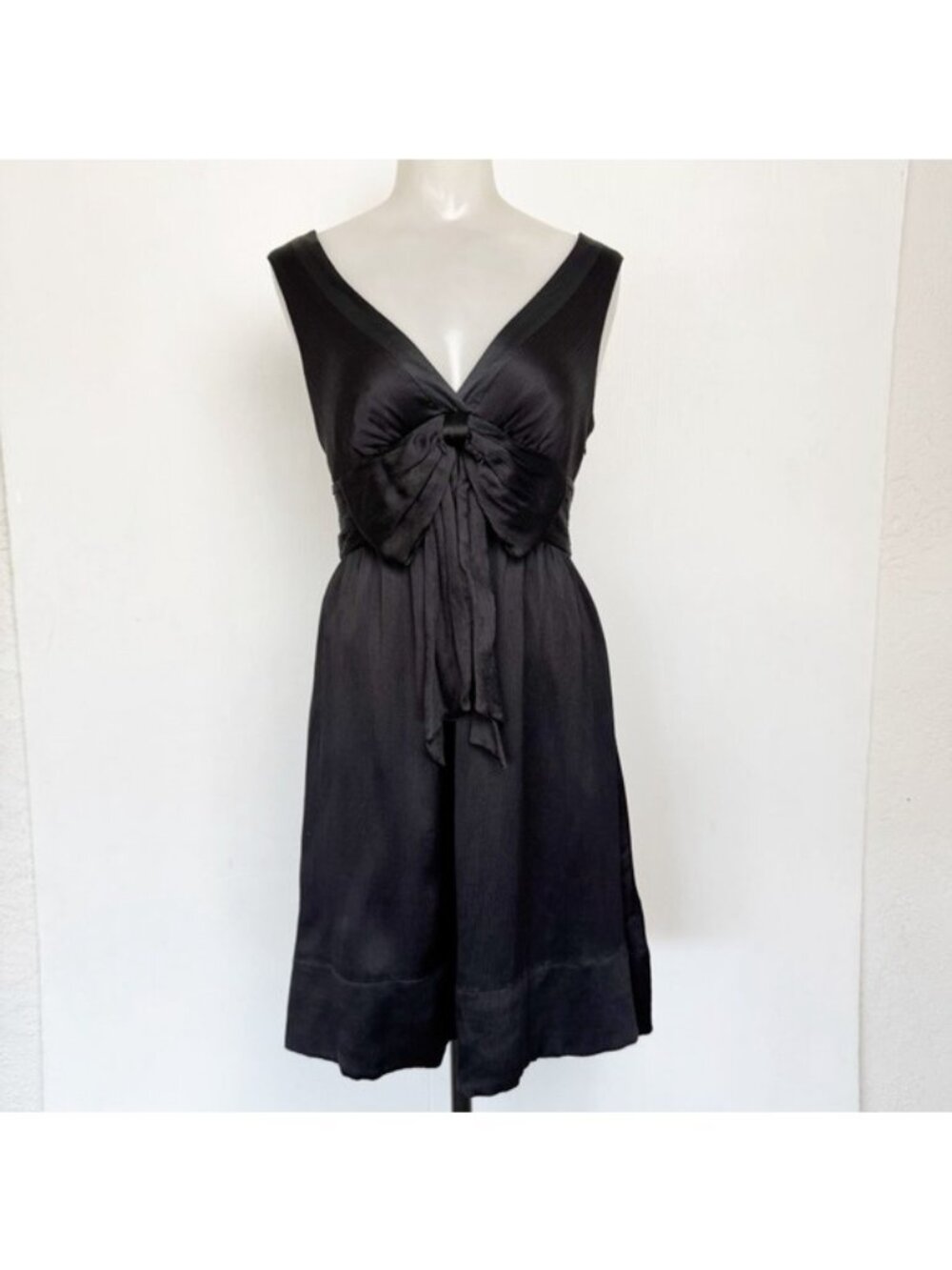 Ted Baker London Dress 100% Silk Black Sleeveless dress with v-neckline 6